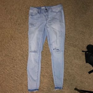 Jeans with a detail on the knee
